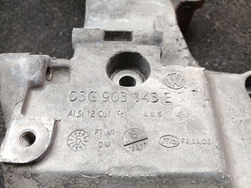 Recambio de soporte alternador para dodge caliber 2.0 16v crd cat referencia OEM IAM 03G903143E  