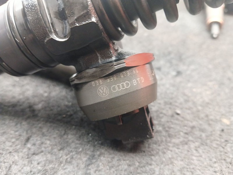 Recambio de inyector para volkswagen golf v (1k1) 1.9 tdi referencia OEM IAM 038130073AG - 0414720215  