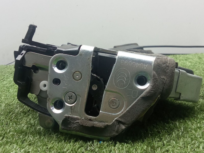 Recambio de cerradura puerta trasera derecha para lexus is ii (_e2_) 220d (ale20) referencia OEM IAM U48B1615 8.PINES 