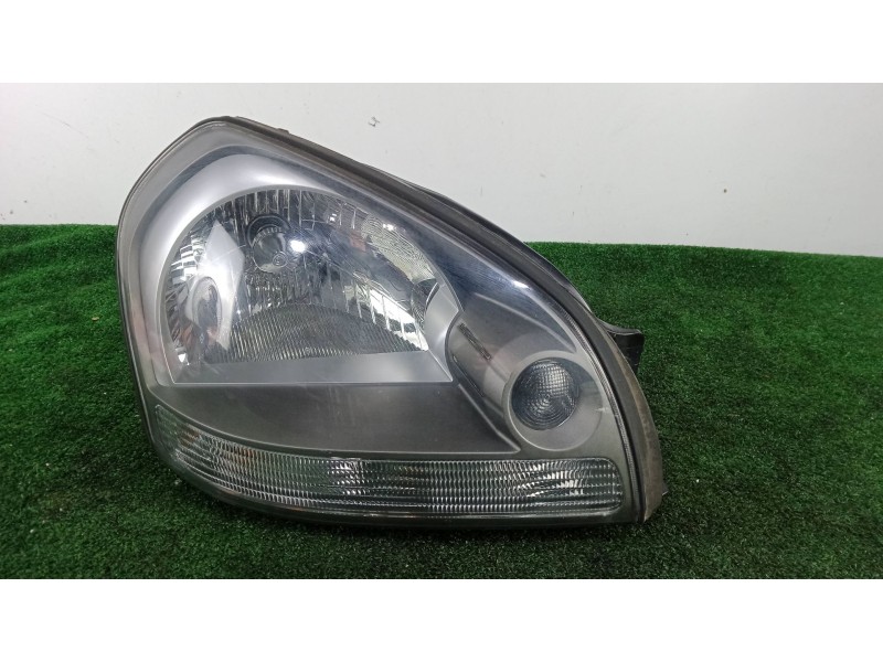 Recambio de faro derecho para hyundai tucson (jm) 2.0 a las 4 ruedas referencia OEM IAM 921022E HALOGENO 