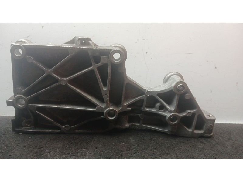 Recambio de soporte alternador para seat toledo iii (5p2) 1.9 tdi referencia OEM IAM 038903143f  