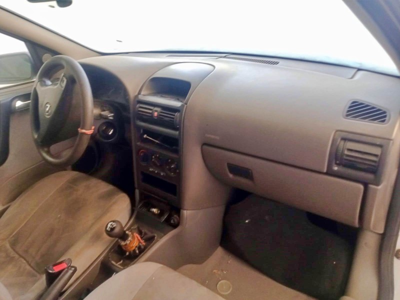opel astra g sedán (t98) del año 2001