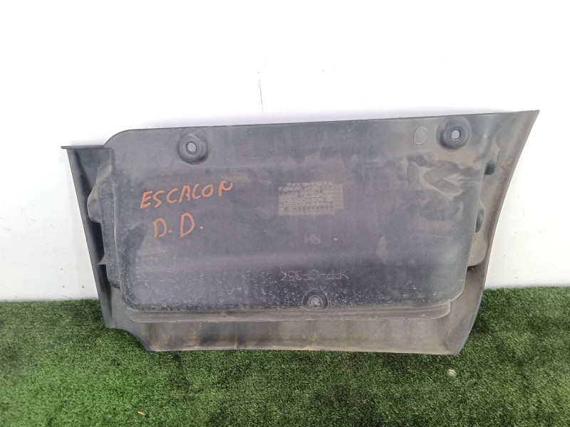 Recambio de moldura para fuso (mitsubishi) canter 7c18 referencia OEM IAM   ESCALON.DERECHO