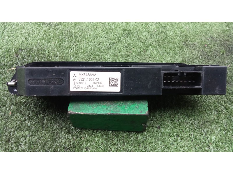 Recambio de mando elevalunas delantero derecho para fuso (mitsubishi) canter 7c18 referencia OEM IAM MK645326 - 3321160102  