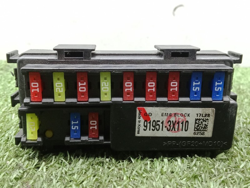 Recambio de caja reles / fusibles para kia carens iv 1.6 gdi referencia OEM IAM 919513X110  