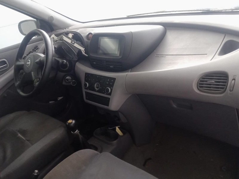 nissan almera tino (v10) del año 2004