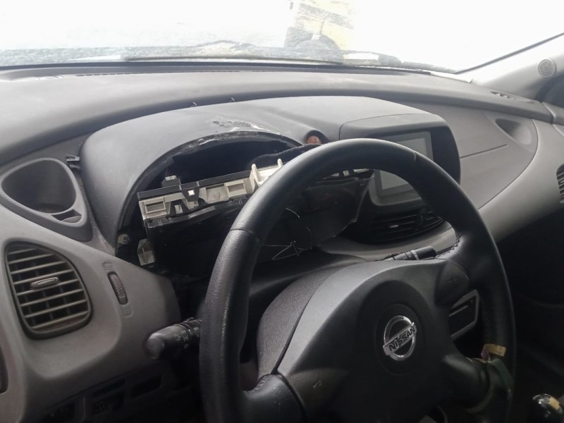 nissan almera tino (v10) del año 2004