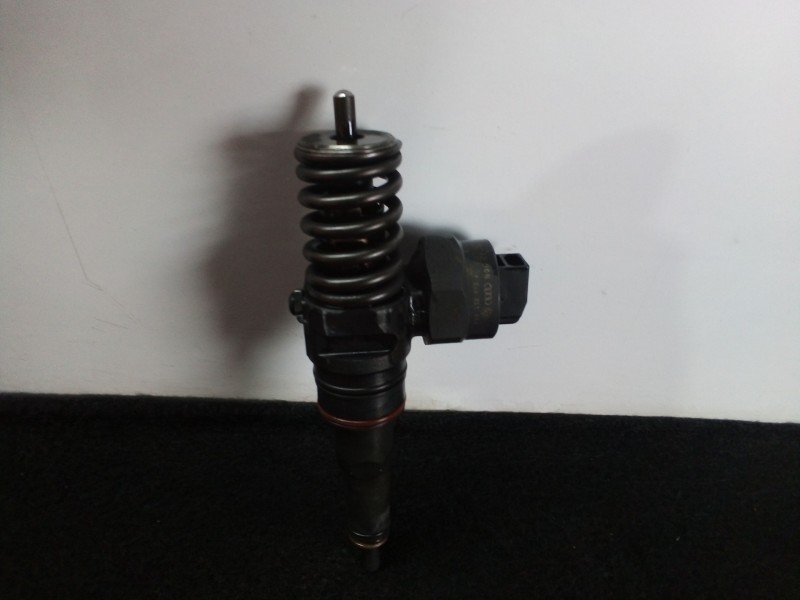 Recambio de inyector para volkswagen passat berlina (3b3) 1.9 tdi referencia OEM IAM 038130073J-0414720015  