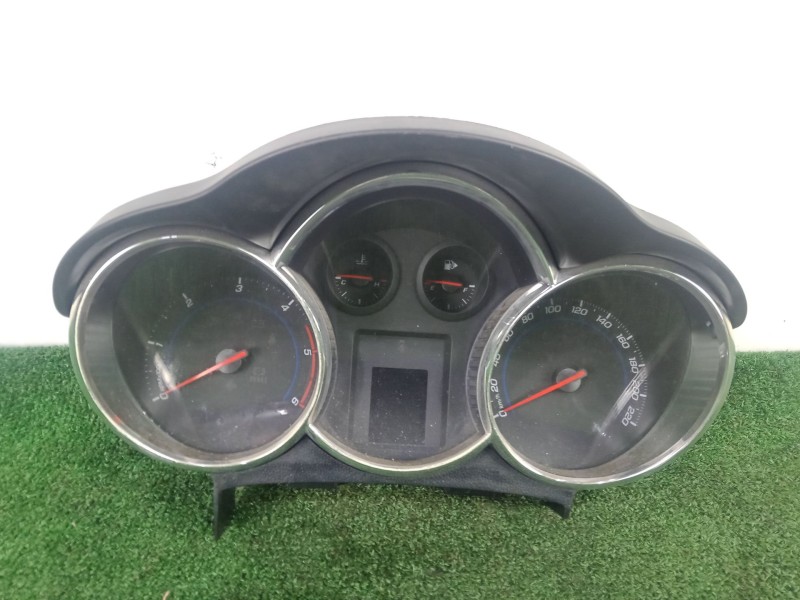 Recambio de cuadro instrumentos para chevrolet cruze (j300) 2.0 cdi referencia OEM IAM 95472852  GM