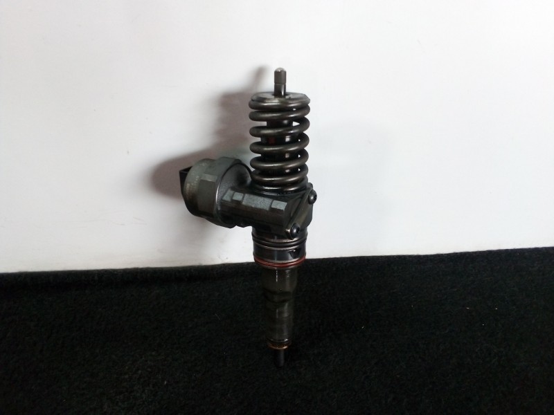 Recambio de inyector para volkswagen passat berlina (3b3) 1.9 tdi referencia OEM IAM 038130073J-0414720015  