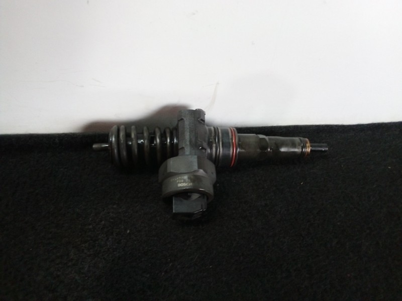 Recambio de inyector para volkswagen passat berlina (3b3) 1.9 tdi referencia OEM IAM 038130073J-0414720015  