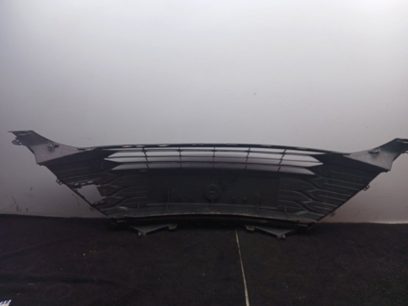 Recambio de rejilla paragolpes delantero para toyota yaris (_p13_) 1.5 (nsp131_) referencia OEM IAM 531020D120 - 531120D820  
