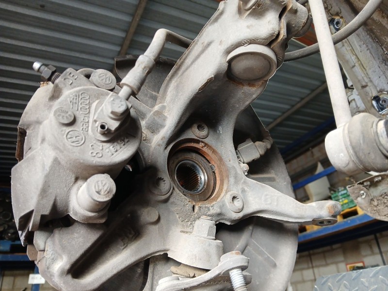 Recambio de mangueta delantera derecha para volkswagen golf vi (5k1) 1.6 tdi referencia OEM IAM   