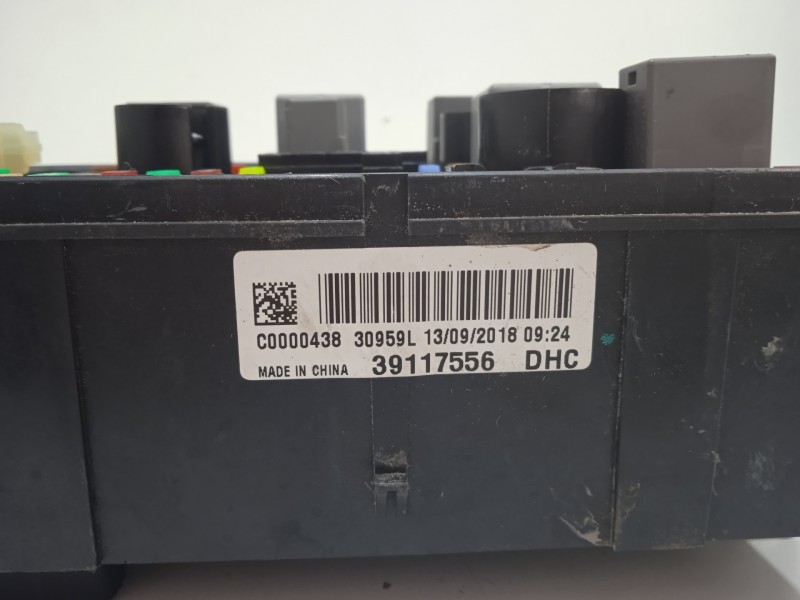 Recambio de caja reles / fusibles para opel corsa e gsi referencia OEM IAM 39117556 DHC 
