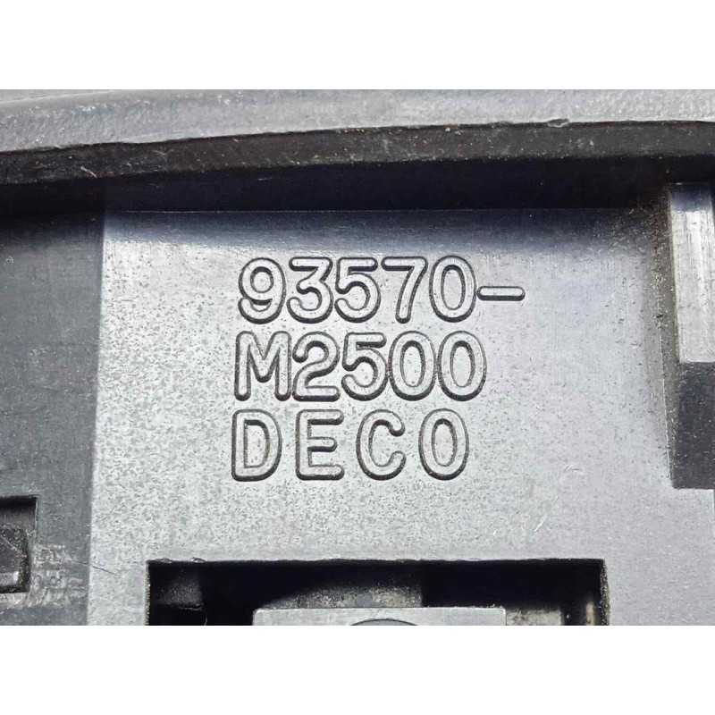 Recambio de mando elevalunas delantero derecho para mitsubishi santamo (hyundai) 2.0 cat referencia OEM IAM 93570M2500  DECO