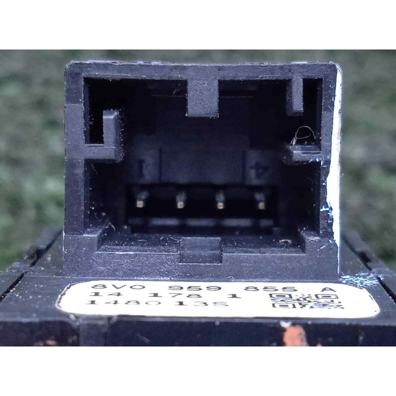 Recambio de mando elevalunas trasero izquierdo para audi a3 sedán(8vs) 2.0 16v tdi referencia OEM IAM 8V0959855A  