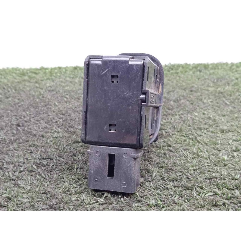 Recambio de mando elevalunas trasero derecho para daewoo lanos 1.6 cat referencia OEM IAM 621W02400  