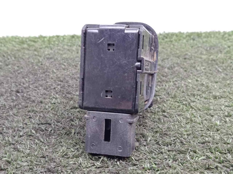 Recambio de mando elevalunas trasero derecho para daewoo lanos 1.6 cat referencia OEM IAM 621W02400  