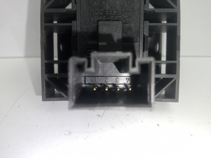 Recambio de interruptor para volkswagen eos (1f7) 1.4 16v tsi referencia OEM IAM 1Q0959873B MANDO MALETERO MANDO TAPA COMBUSTIBL