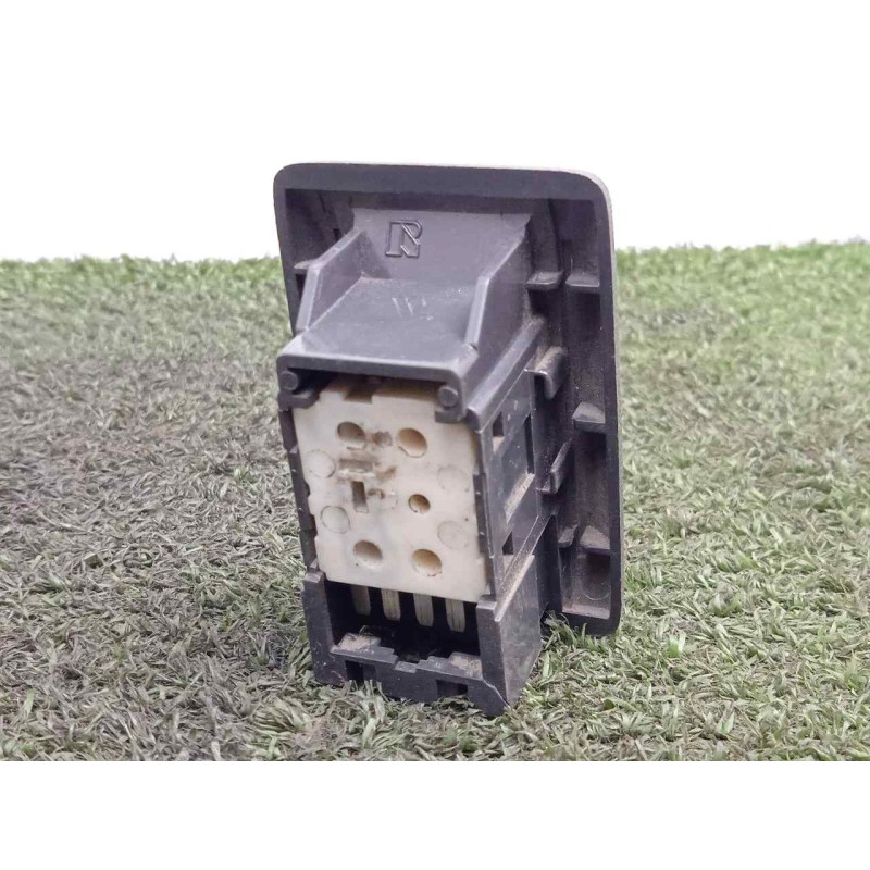 Recambio de mando elevalunas trasero derecho para toyota corolla 1.6 g referencia OEM IAM   