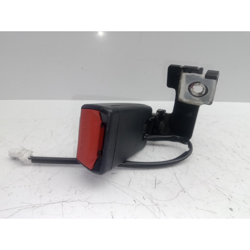 Recambio de enganche cinturon trasero izquierdo para kia rio 1.2 cat referencia OEM IAM   
