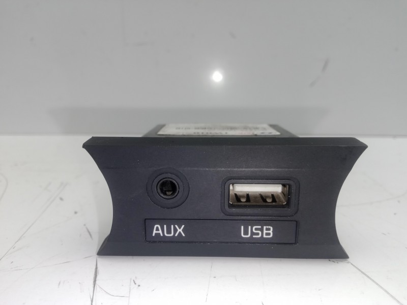 Recambio de modulo electronico para kia rio 1.2 cat referencia OEM IAM 961201W010 CONECTOR AUX/USB 