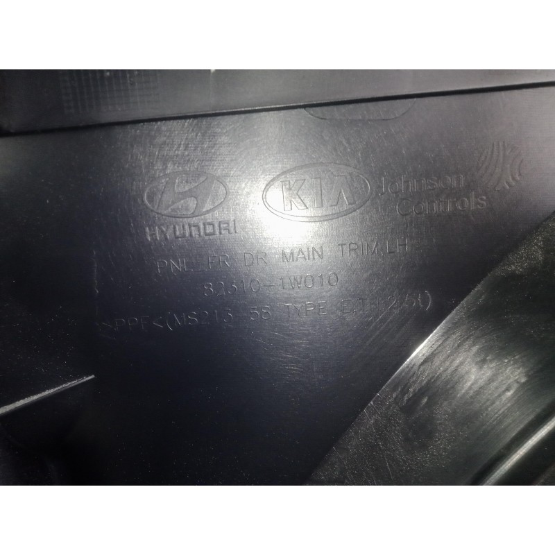 Recambio de guarnecido puerta delantera izquierda para kia rio 1.2 cat referencia OEM IAM 823101W010  