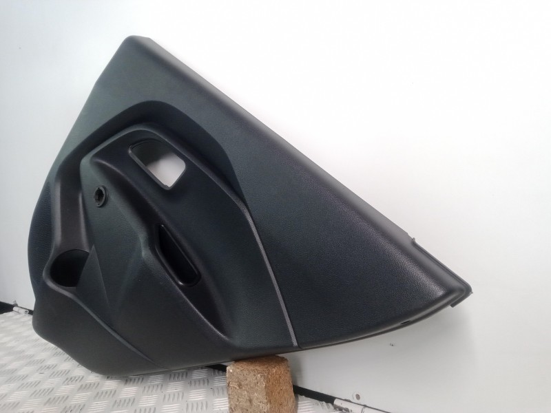 Recambio de guarnecido puerta trasera derecha para kia rio 1.2 cat referencia OEM IAM 833021W200HU  