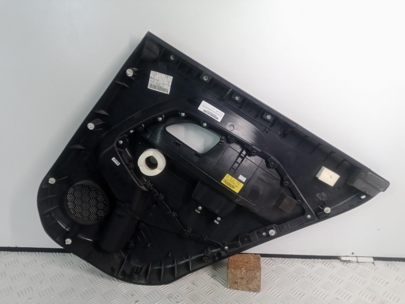 Recambio de guarnecido puerta trasera izquierda para kia rio 1.2 cat referencia OEM IAM 833011W200HU  