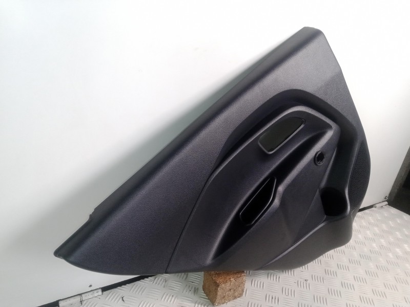 Recambio de guarnecido puerta trasera izquierda para kia rio 1.2 cat referencia OEM IAM 833011W200HU  