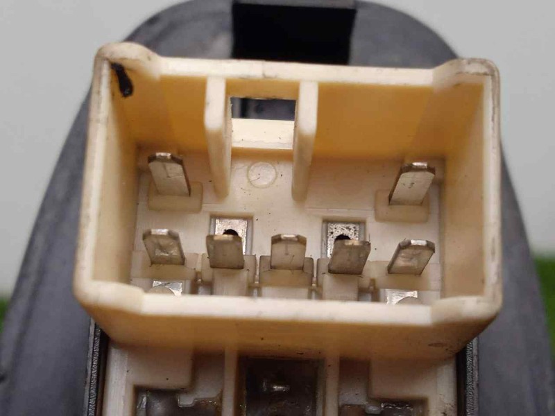 Recambio de mando elevalunas delantero derecho para hyundai accent (lc) 1.5 12v cat referencia OEM IAM 621W04620  