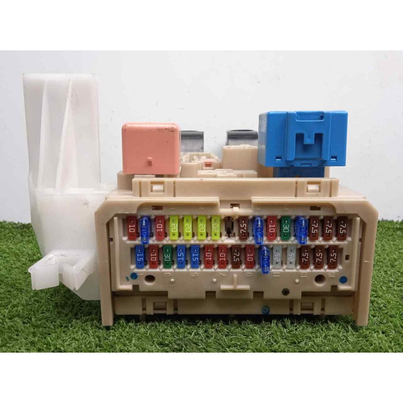 Recambio de caja reles / fusibles para toyota avensis (t27) 2.2 d-4d cat referencia OEM IAM 316953G02-8273005D20-391413119  