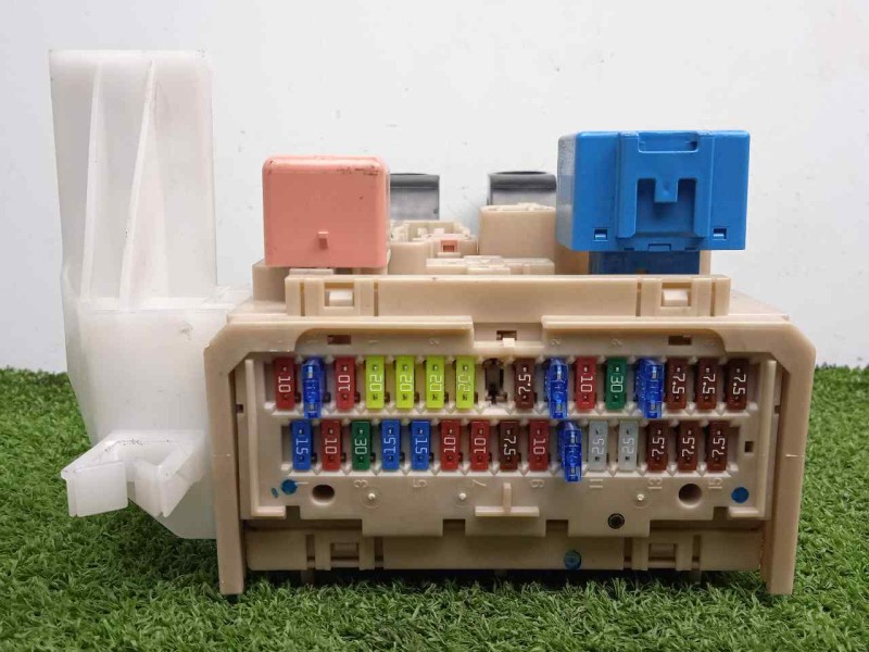 Recambio de caja reles / fusibles para toyota avensis (t27) 2.2 d-4d cat referencia OEM IAM 316953G02-8273005D20-391413119  