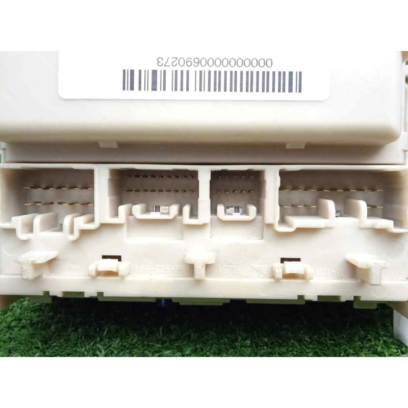 Recambio de caja reles / fusibles para toyota avensis (t27) 2.2 d-4d cat referencia OEM IAM 316953G02-8273005D20-391413119  