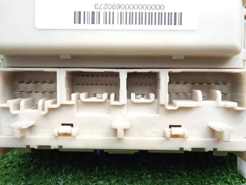 Recambio de caja reles / fusibles para toyota avensis (t27) 2.2 d-4d cat referencia OEM IAM 316953G02-8273005D20-391413119  
