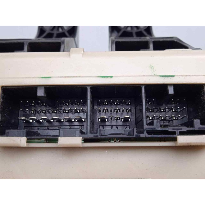 Recambio de caja reles / fusibles para toyota avensis (t27) 2.2 d-4d cat referencia OEM IAM 316953G02-8273005D20-391413119  