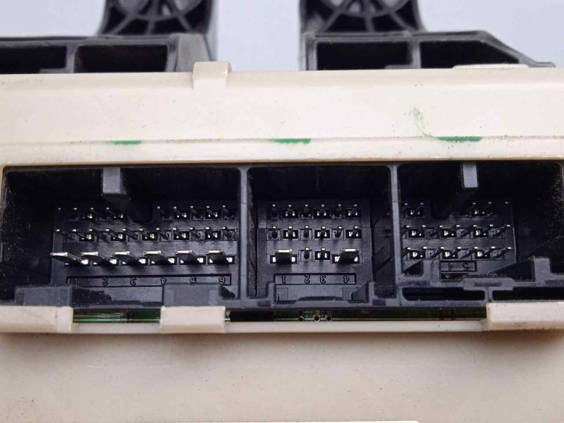 Recambio de caja reles / fusibles para toyota avensis (t27) 2.2 d-4d cat referencia OEM IAM 316953G02-8273005D20-391413119  