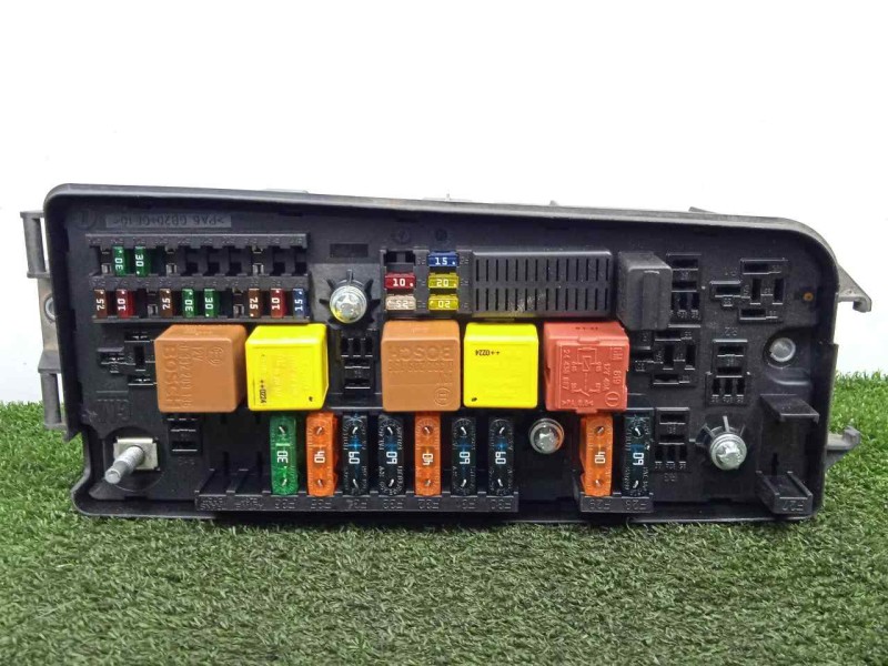 Recambio de caja reles / fusibles para opel vectra c berlina 2.0 dti referencia OEM IAM 13112918-519038004  