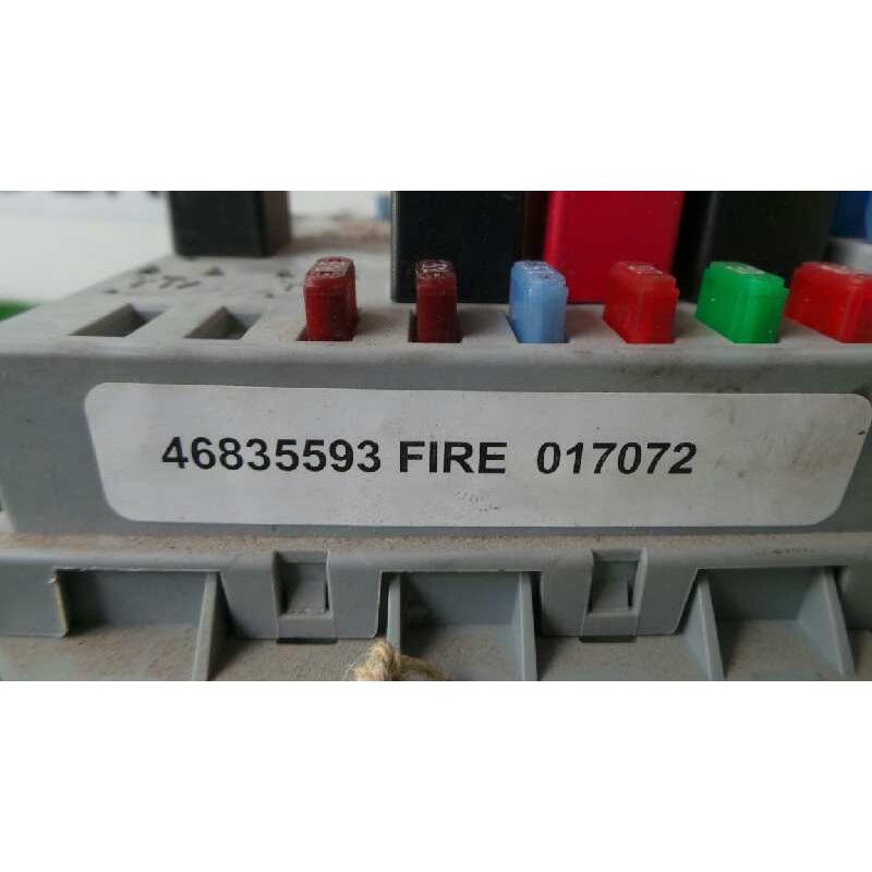 Recambio de caja reles / fusibles para fiat punto berlina (188) 1.2 cat referencia OEM IAM 46835593  