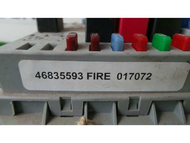 Recambio de caja reles / fusibles para fiat punto berlina (188) 1.2 cat referencia OEM IAM 46835593  