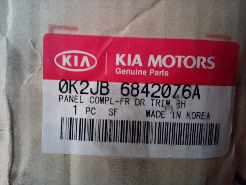 Recambio de guarnecido puerta delantera derecha para kia carens 2.0 crdi referencia OEM IAM 0K2JB68420Z6A NUEVO 