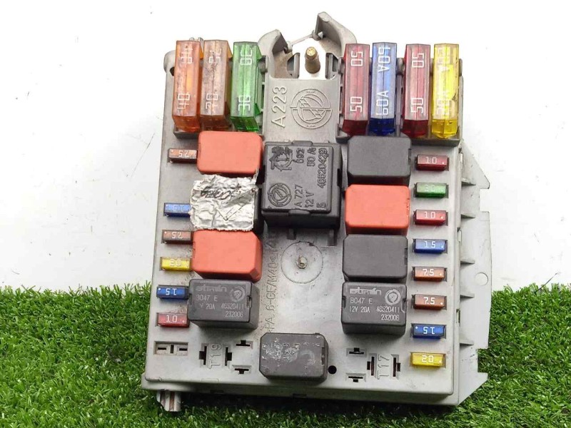 Recambio de caja reles / fusibles para fiat punto berlina (188) 1.2 16v cat referencia OEM IAM 46778448  