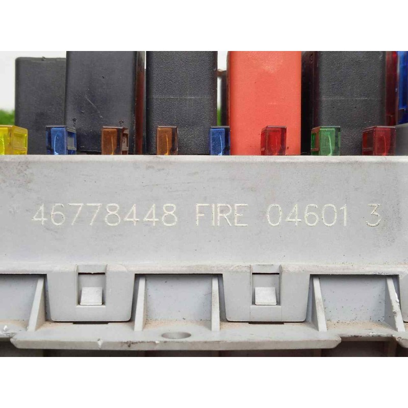 Recambio de caja reles / fusibles para fiat punto berlina (188) 1.2 16v cat referencia OEM IAM 46778448  