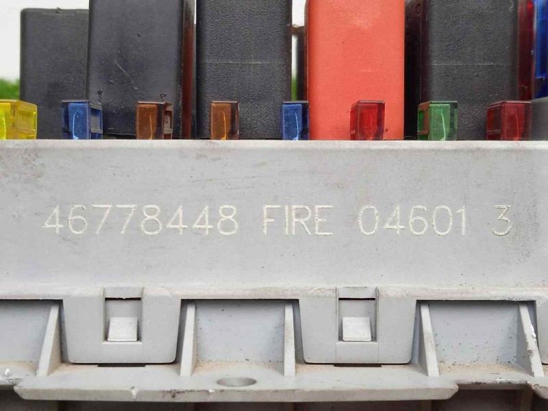 Recambio de caja reles / fusibles para fiat punto berlina (188) 1.2 16v cat referencia OEM IAM 46778448  