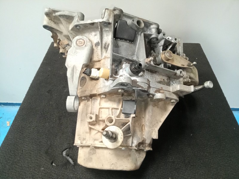 Recambio de caja cambios para peugeot 205 berlina 1.8 diesel referencia OEM IAM 20CL09 5.VELOCIDADES MANUAL