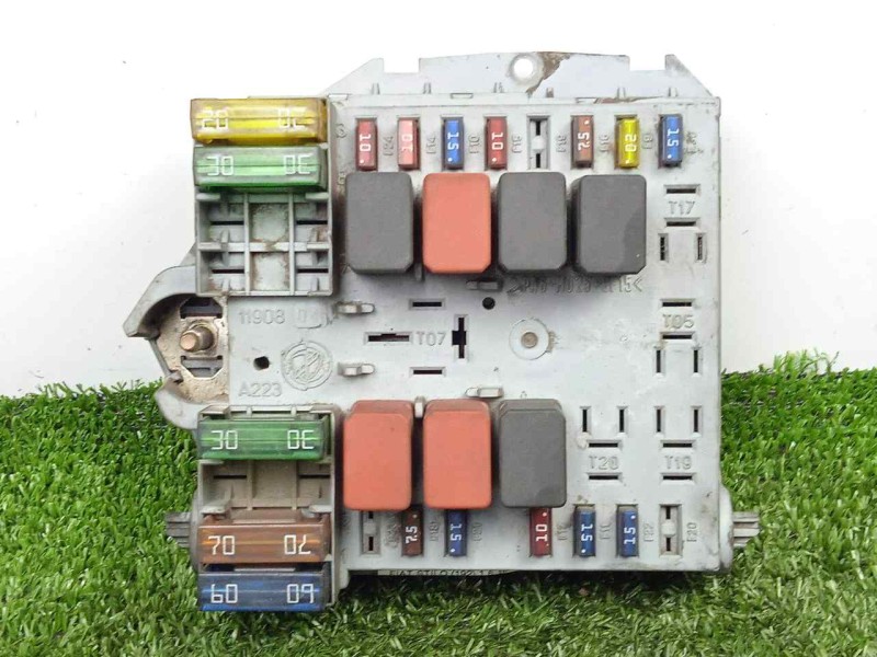 Recambio de caja reles / fusibles para fiat stilo (192) 1.6 16v cat referencia OEM IAM 46796533  