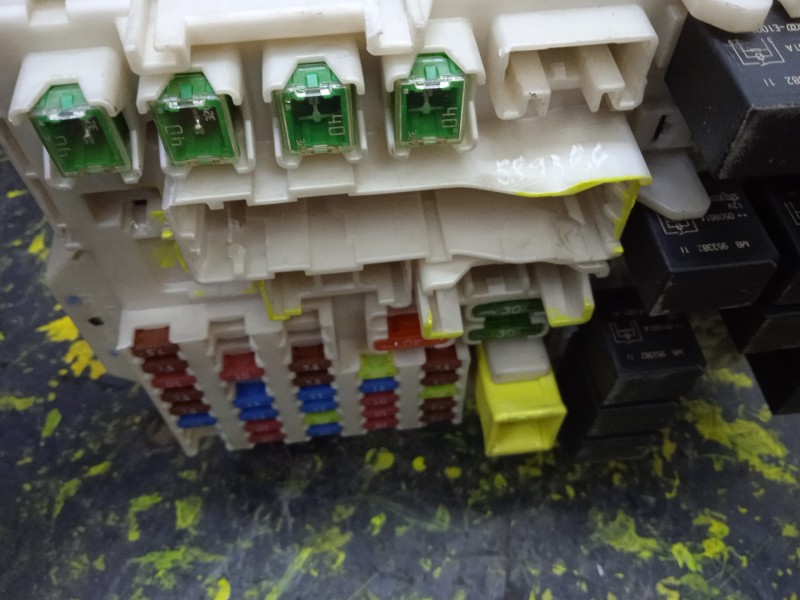 Recambio de caja reles / fusibles para mitsubishi colt berlina 5 (z30a) 1.1 cat referencia OEM IAM MN108319  