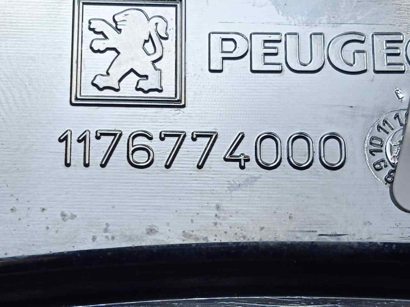 Recambio de moldura para peugeot satelis ii 125 referencia OEM IAM 1176774000  