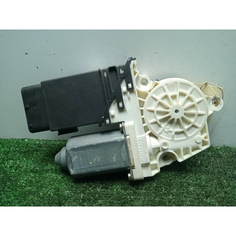 Recambio de motor elevalunas delantero derecho para seat leon (1m1) 1.6 16v referencia OEM IAM 9776101434203-F005S00048  