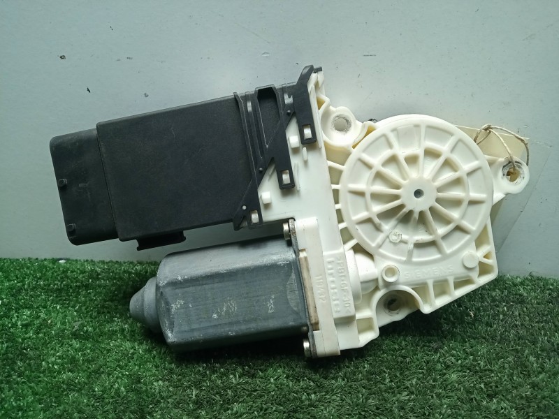 Recambio de motor elevalunas delantero derecho para seat leon (1m1) 1.6 16v referencia OEM IAM 9776101434203-F005S00048  